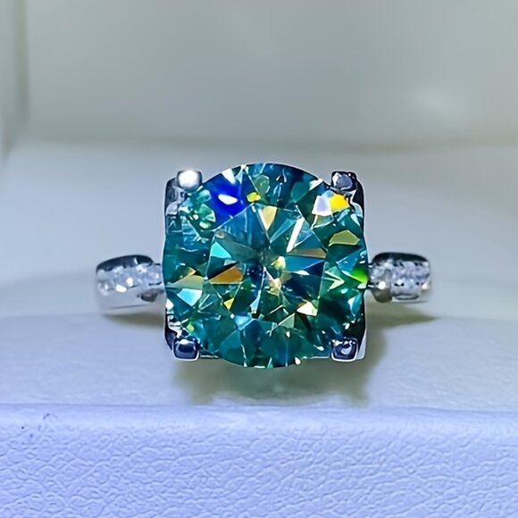 S925 Silver 5 carat green Moissamite ring, four claw ox head style - Picture 9 of 9